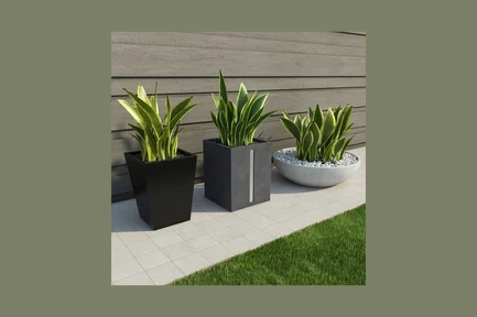Preview: Triangular arrangement of potted plants on a tiled patio
